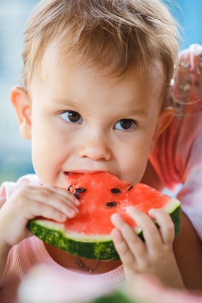 Bambino che mangia anguria