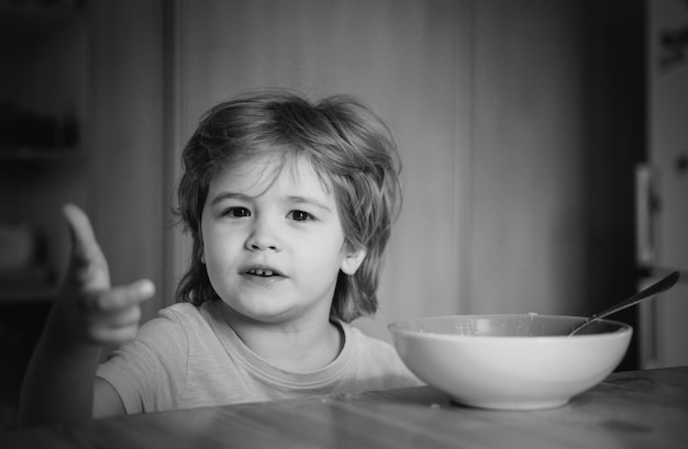 Bambino che mangia cibo e bevande per bambino piccolo bambino sta mangiando il buongiorno in una famiglia felice di assistenza all'infanzia