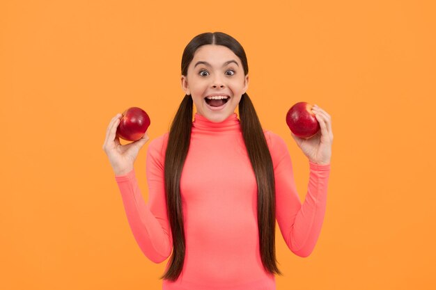 Bambino che mangia cibo sano infanzia salute naturale organico mela fresca vita sana