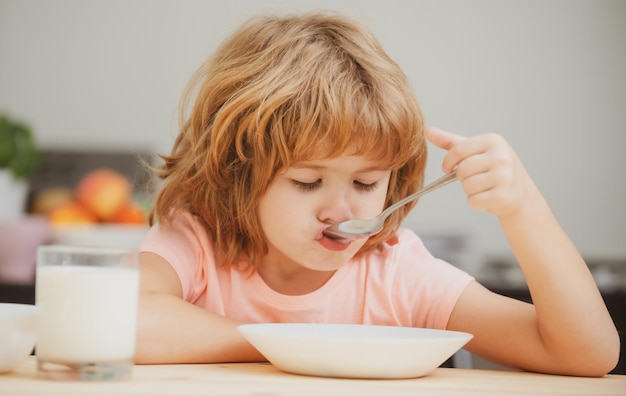 Bambino che mangia cibo sano ragazzino carino che mangia zuppa a pranzo