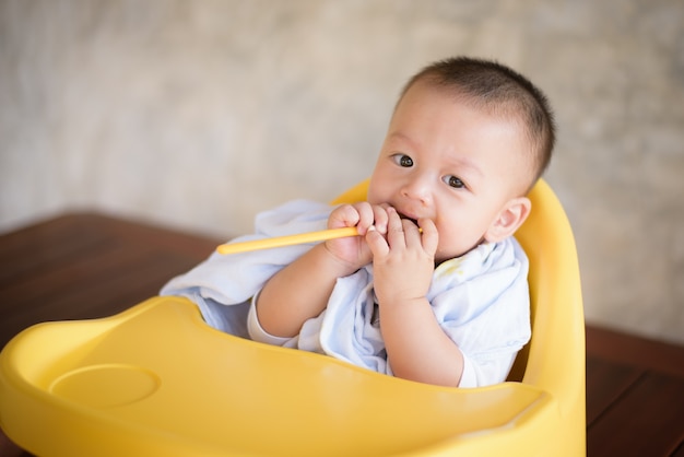 bambino che mangia cibo