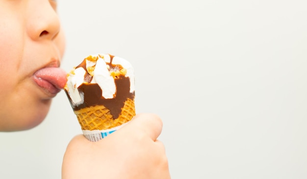 Bambino che mangia cono di wafer gelato con felicità