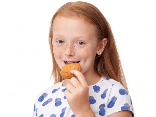 Bambino che mangia i biscotti