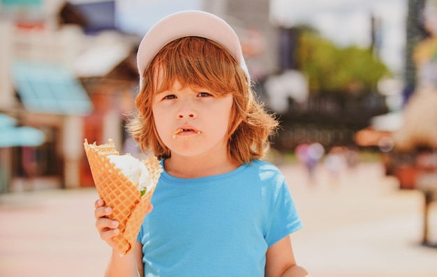 Bambino che mangia il gelato il bel ragazzino mangia il gelato in estate