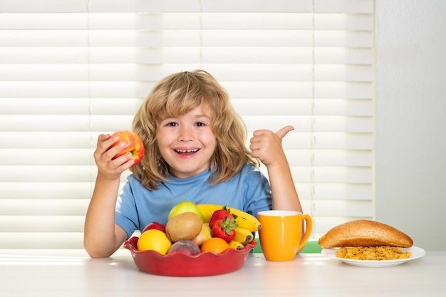 Bambino che mangia mela bambino mangia alimenti biologici verdure sane con vitamine corretta nutrizione bambini conc