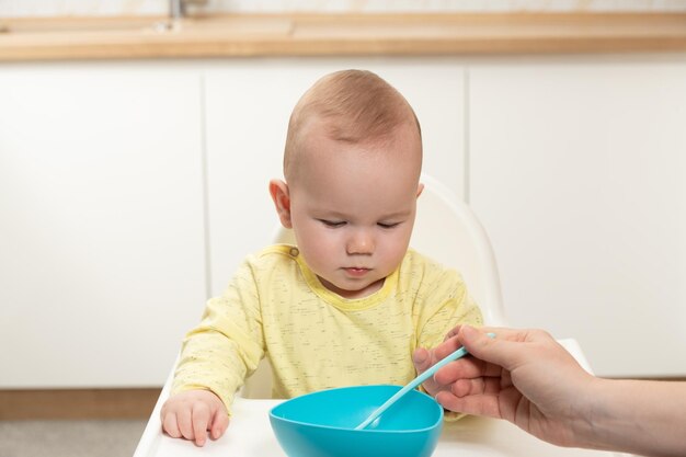 Bambino Che Mangia Sulla Sedia