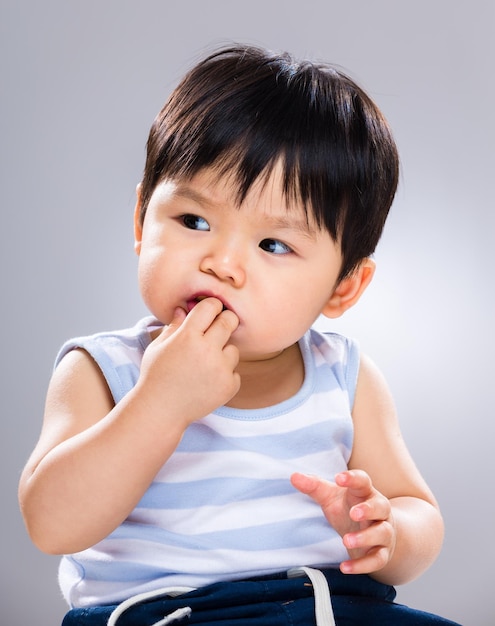 Bambino che mangia uno spuntino