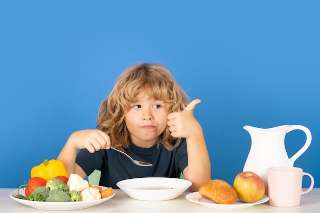 Bambino che mangia zuppa i bambini fanno colazione bambino piccolo che mangia una zuppa ragazzo che mangia zuppa per cena