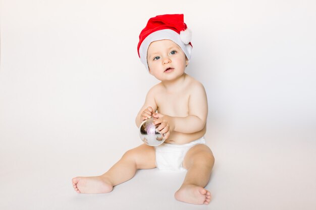 bambino che porta il cappello della santa