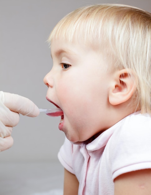 Bambino che prende una medicina