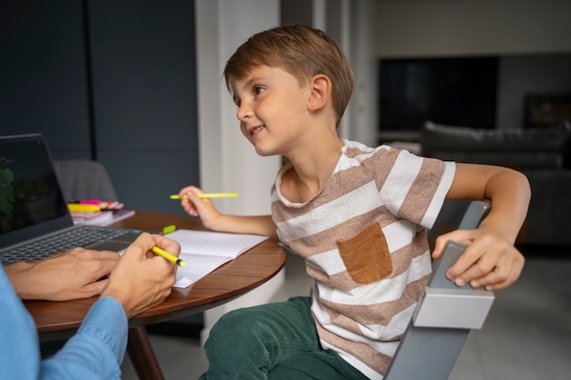 Bambino che riceve istruzione a casa