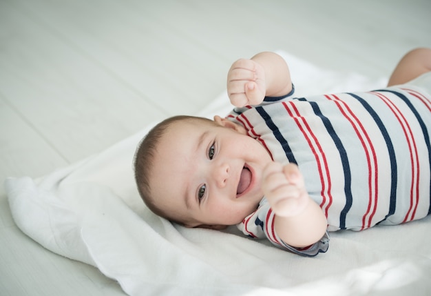 Bambino che ride sul pavimento