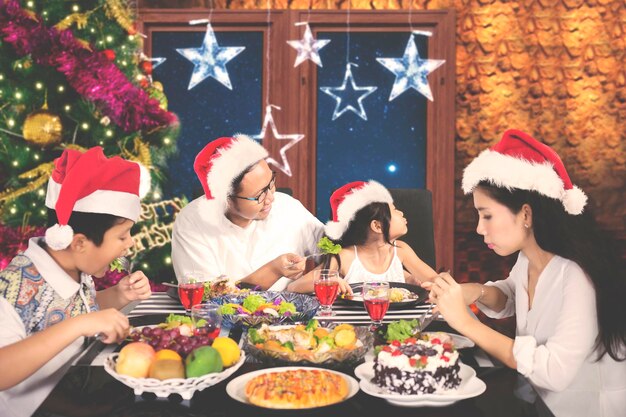 Bambino che rifiuta di mangiare insalata alla cena di Natale