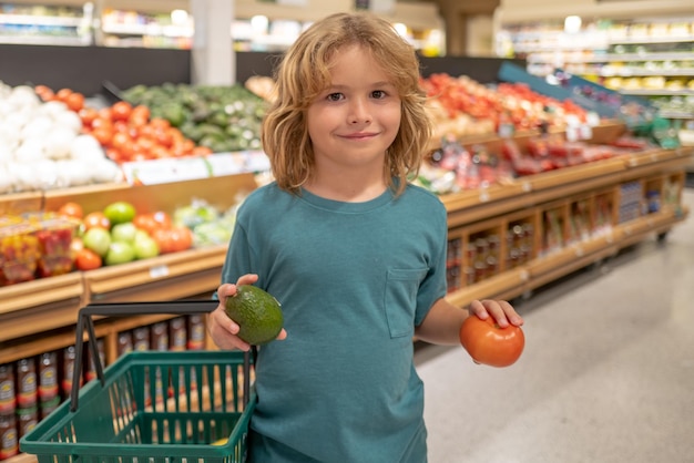 Bambino che sceglie cibo in un negozio di alimentari o in un supermercato