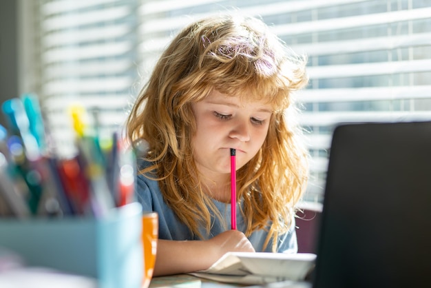 Bambino che scrive a scuola bambino ragazzo a casa scrive disegna classi per un bambino a casa homeschool scuola b