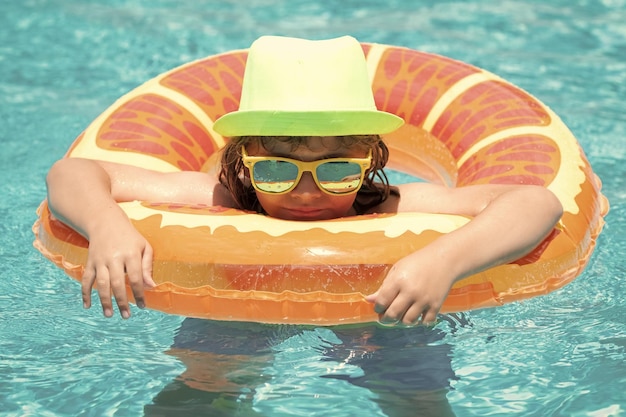 Bambino che si bagna in piscina Nuoto attività sportiva acquatica nelle vacanze estive con i bambini