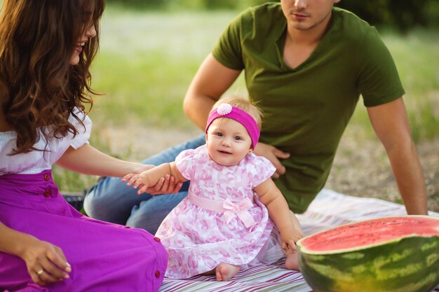 Bambino che si diverte a fare un picnic in famiglia nel giardino estivo