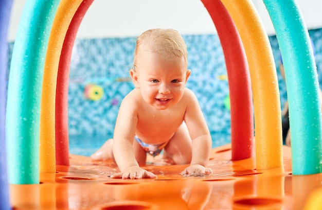 Bambino che si diverte in piscina