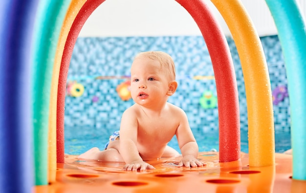 Bambino che si diverte in piscina