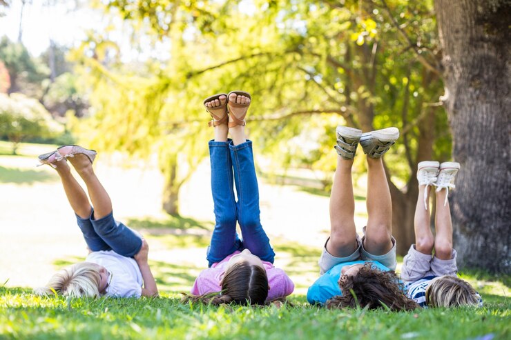 Foto bambino che si diverte in un parco