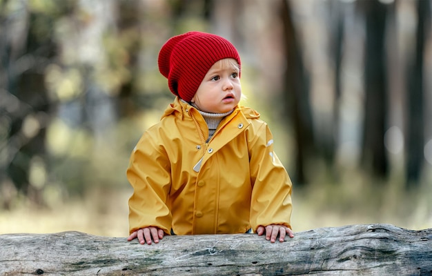 Bambino che si gode l'autunno