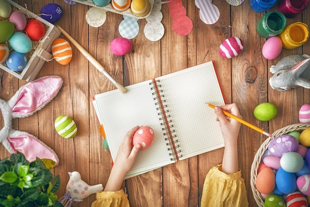 Bambino che si prepara per la Pasqua