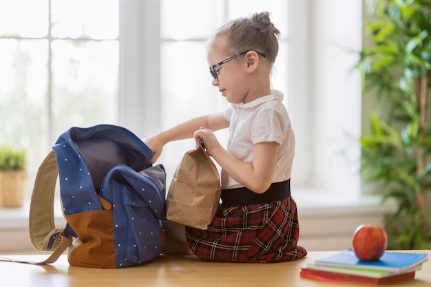 Bambino che si prepara per la scuola