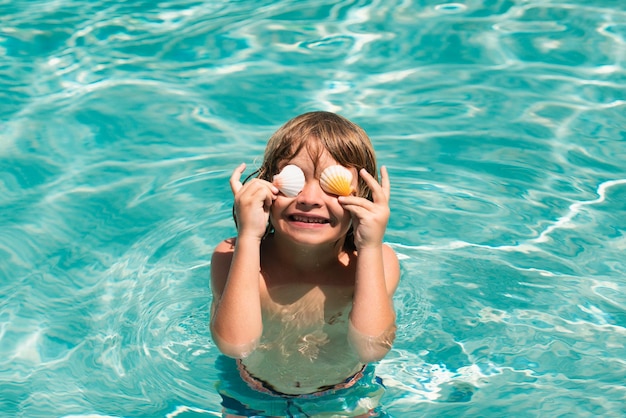 Bambino che si rilassa sulla spiaggia contro le vacanze estive dell'acqua di mare blu e il concetto di viaggio dei bambini coperto e