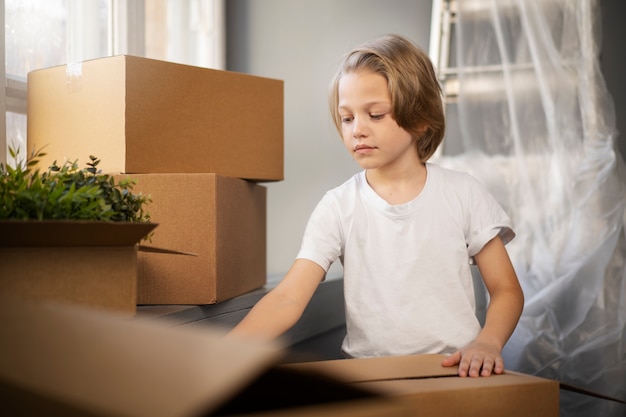 Bambino che si trasferisce in una nuova casa