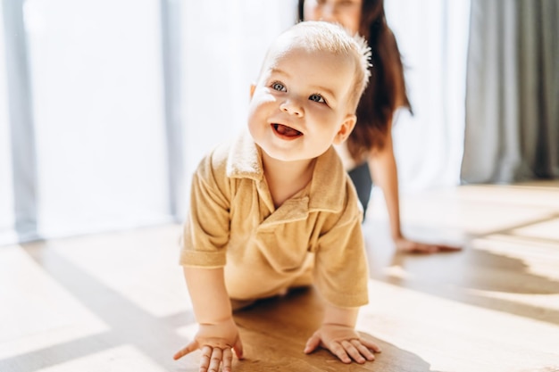 Bambino che striscia accanto alla donna