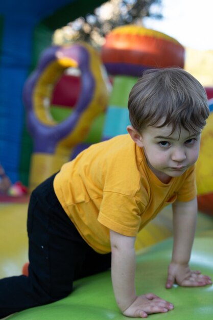 Bambino che striscia e gioca in un castello gonfiabile
