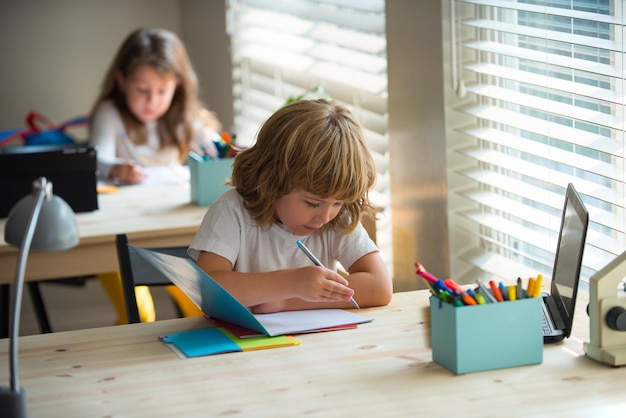 Bambino che studia a scuola scolaro che fa i compiti all'istruzione in aula per bambini