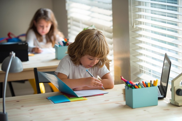 Bambino che studia a scuola scolaro che fa i compiti all'istruzione in classe per bambini