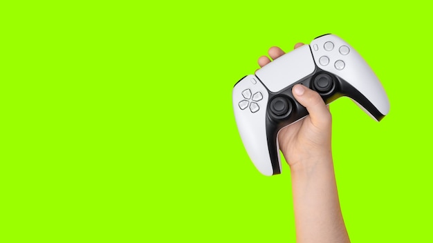 Bambino che tiene il controller di gioco con sfondo verde per il ritaglio