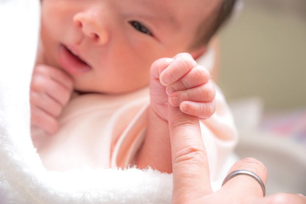 Bambino che tiene il dito di un genitore