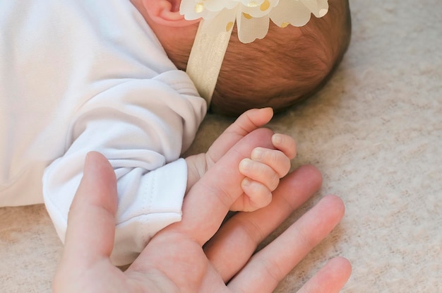 Bambino che tiene il primo piano della mano della mamma Amore per la cura della madre