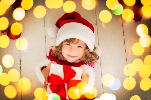 Bambino che tiene il regalo di Natale