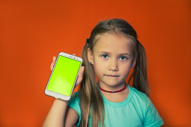 Bambino che tiene in verticale lo smartphone con lo schermo verde