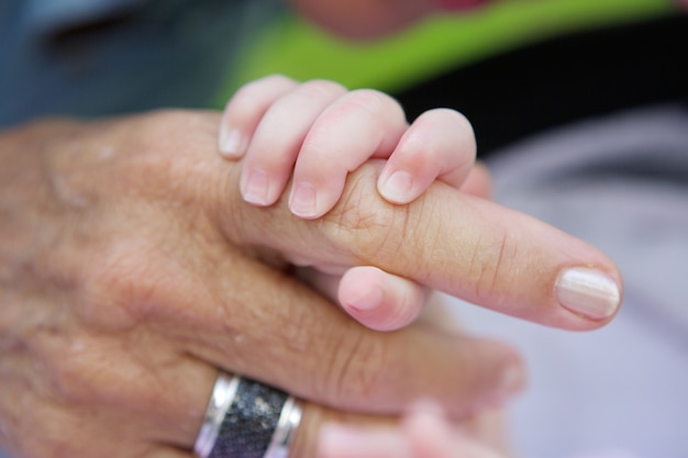 Bambino che tiene la mano della nonna