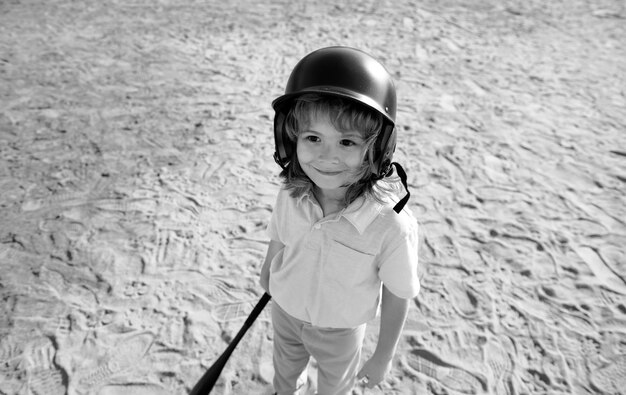 Bambino che tiene una mazza da baseball bambino che sta per lanciare il baseball giovanile