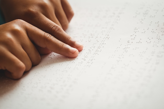 Bambino che usa il Braille per leggere