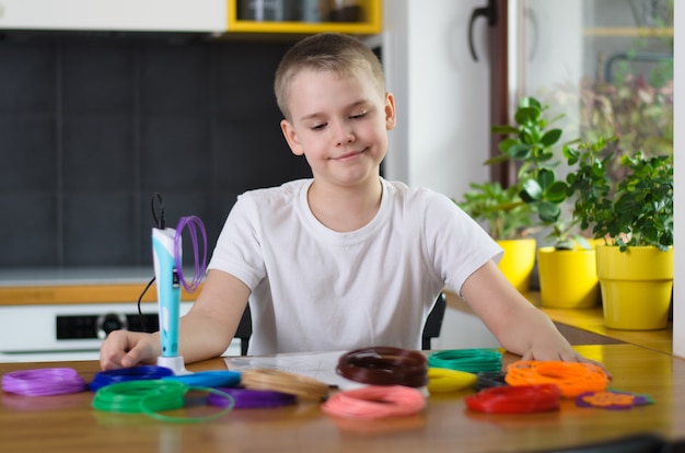 Bambino che utilizza la penna 3D