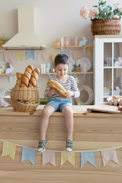 Bambino con baguette in cucina