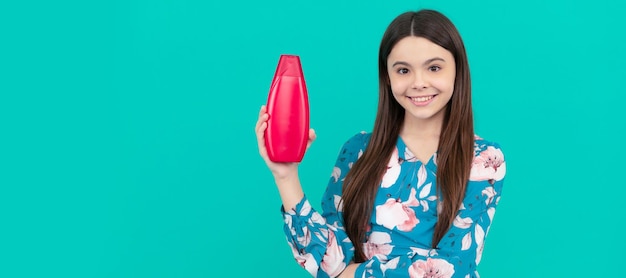 Bambino con balsamo per capelli abitudini quotidiane e cura personale bellezza cura della pelle e cura dei capelli Banner dell'intestazione del poster dello studio per la cura dei capelli della bambina con spazio per la copia