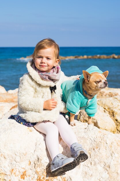 Bambino con cagnolino