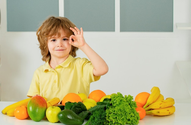 Bambino con cibo vegetariano vegano crudo frullato sano frutta per bambini