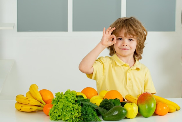 Bambino con cibo vegetariano vegano crudo Frullato sano Frutta per bambini