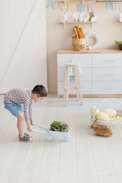 Bambino con coniglio e decorazione pasquale