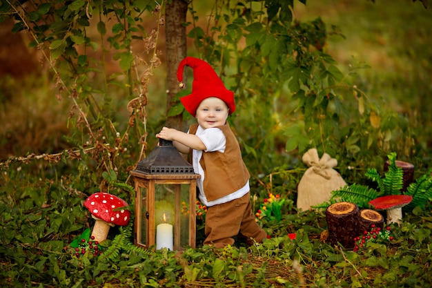 Bambino con costume da gnomo nella foresta