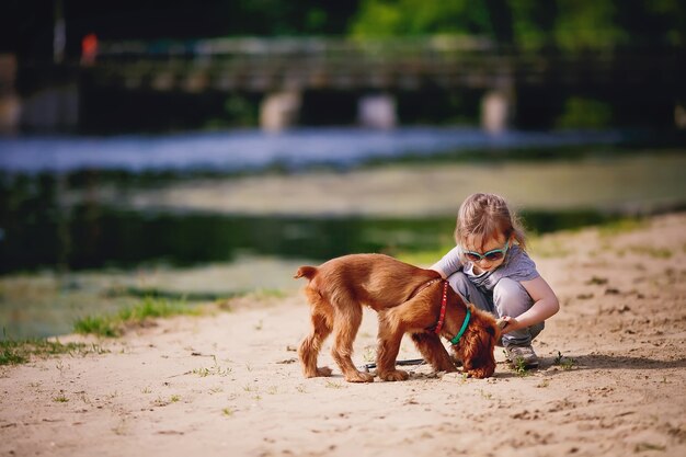 Bambino con cucciolo all'aperto